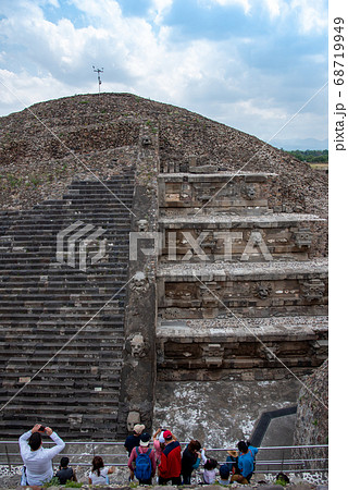 メキシコ 世界遺産のテオティワカン遺跡のレリーフと観光客 メキシコ 世界遺産のテオティワカン遺跡のレリーフと観光客 68719949