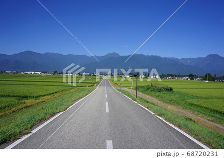 安曇野の田園を常念岳に向かって伸びる直線道路 68720231