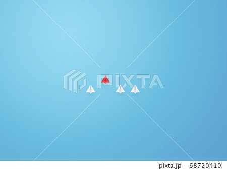 大空での紙飛行機たちの熾烈な競争【ペーパークラフト】 68720410