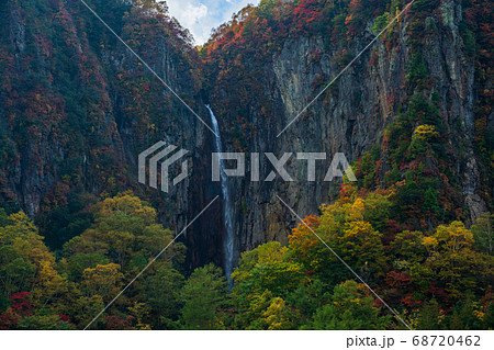 （長野県）紅葉の米子大瀑布　権現滝 68720462