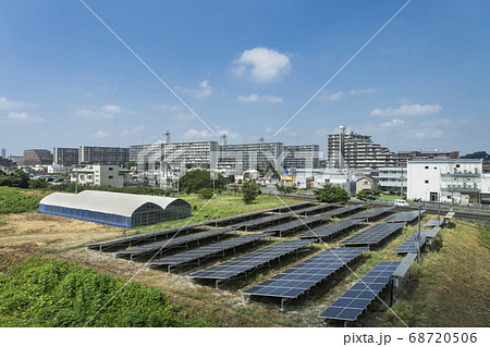 都市風景　郊外に広がる住宅地とソーラーパネル　千葉県市川市 68720506