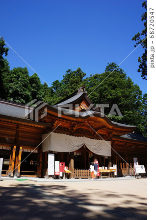 穂高神社の拝殿と参拝する人々 68720547
