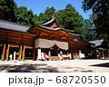 穂高神社の拝殿と参拝する人々 68720550