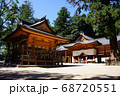 穂高神社の神楽殿と拝殿に参拝する人々 68720551