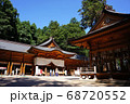 穂高神社の神楽殿と拝殿に参拝する人々 68720552
