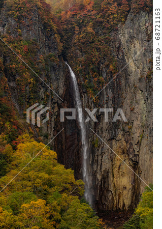 (長野県)紅葉の米子大瀑布 不動滝 (長野県)紅葉の米子大瀑布 不動滝 68721163
