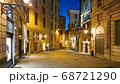 ジェノヴァ旧市街の夜景(イタリア) 68721290