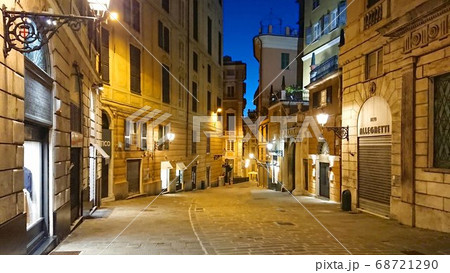 ジェノヴァ旧市街の夜景(イタリア) 68721290