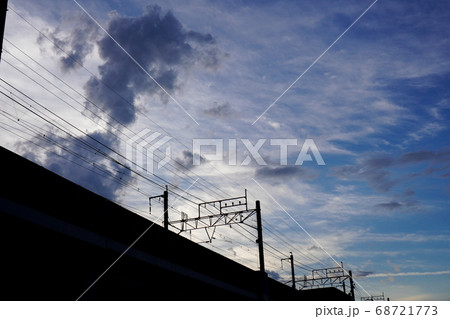 夕焼け空と鉄道のシルエット 夕焼け空と鉄道のシルエット 68721773