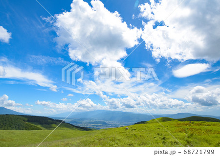 長野県の風景　高原と青空 68721799