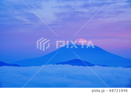 （神奈川県）霧に包まれた芦ノ湖　富士山の夜明け 68721946