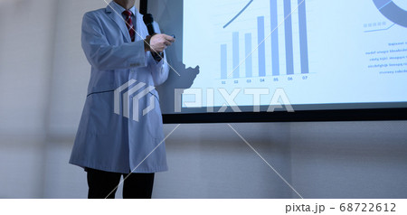 プレゼンテーションする学者 68722612