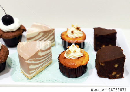 白いお皿のプチケーキ/カップケーキ・ブラウニー・人参ケーキ・チーズケーキ 白いお皿のプチケーキ/カップケーキ・ブラウニー・人参ケーキ・チーズケーキ 68722831