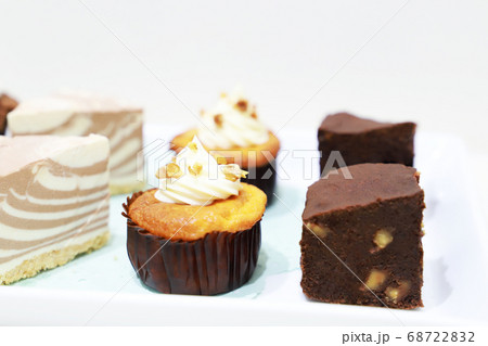 白いお皿のプチケーキ/カップケーキ・ブラウニー・人参ケーキ・チーズケーキ 白いお皿のプチケーキ/カップケーキ・ブラウニー・人参ケーキ・チーズケーキ 68722832
