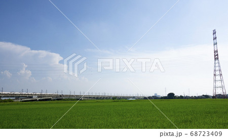田んぼと空とつくばエクスプレス 68723409