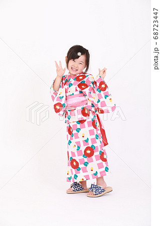 浴衣姿でいろいろなポーズをとる4歳の女の子の写真素材