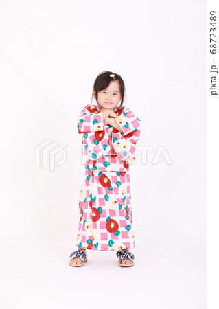浴衣姿でいろいろなポーズをとる4歳の女の子 浴衣姿でいろいろなポーズをとる4歳の女の子 68723489