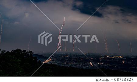 埼玉の雷雲 雷夜景 夕立ちの写真素材