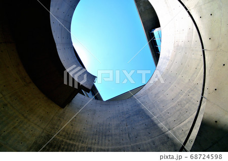 青空に映えるコンクリートとガラスの兵庫県立美術館 青空に映えるコンクリートとガラスの兵庫県立美術館 68724598