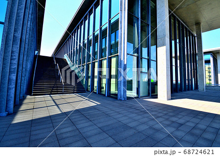 青空に映えるコンクリートとガラスの兵庫県立美術館 青空に映えるコンクリートとガラスの兵庫県立美術館 68724621
