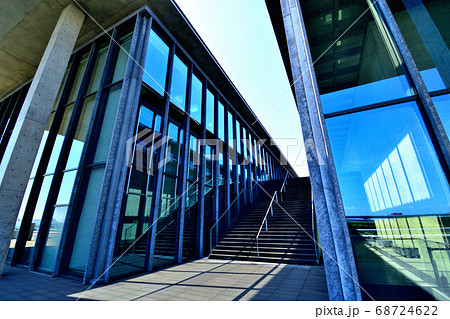 青空に映えるコンクリートとガラスの兵庫県立美術館 青空に映えるコンクリートとガラスの兵庫県立美術館 68724622