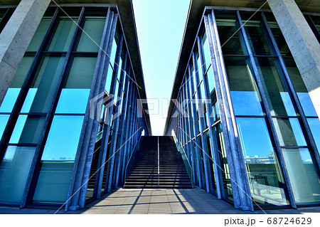 青空に映えるコンクリートとガラスの兵庫県立美術館 68724629