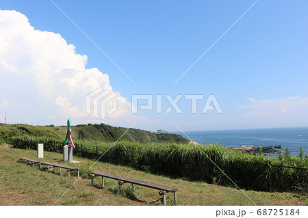 神奈川県三浦半島の南端にある城ヶ島にあるみはらし広場のオブジェとベンチ 68725184