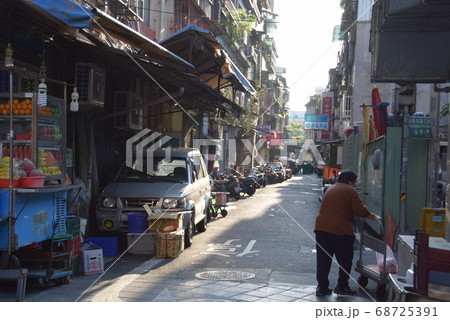 台北市内の古い町並み 68725391