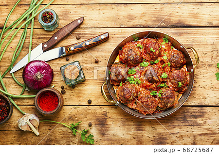 Meat meatballs and asparagus beans 68725687