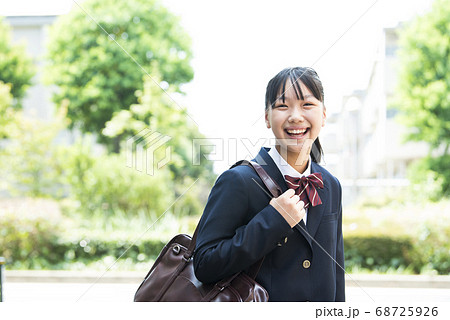 中学生　高校生　女子　ポートレート　通学 68725926