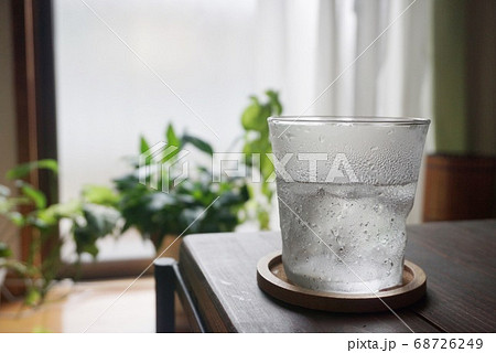 グラスのコップの中のお水 グラスのコップの中のお水 68726249