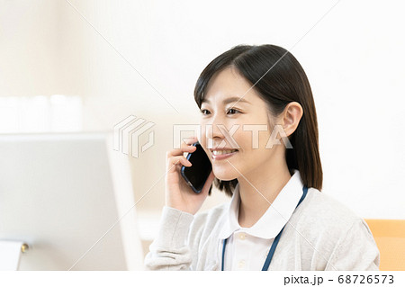 パソコンに向かうケアマネージャの女性 68726573