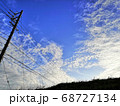電柱の見える丘から見た夕方の夏の空 68727134