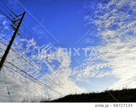 電柱の見える丘から見た夕方の夏の空 電柱の見える丘から見た夕方の夏の空 68727134