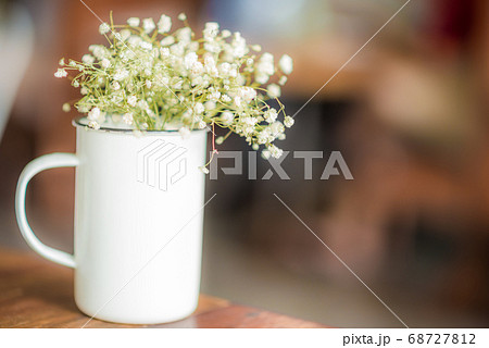 Dry flower in vase on wood table of cozy cafe Dry flower in vase on wood table of cozy cafe 68727812