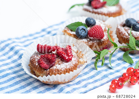 Mixed berry fruit muffins in paper cups 68728024