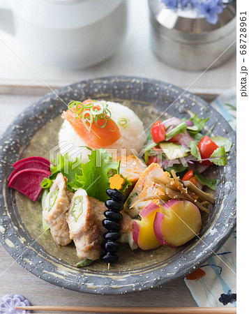 肉巻きと明太おにぎりの和プレート 肉巻きと明太おにぎりの和プレート 68728961