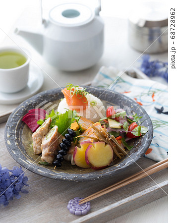 肉巻きと明太おにぎりの和プレート 68728962