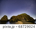 立岩と満天の星空 68729024