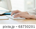 キーボードを操作する女性の手元 68730201