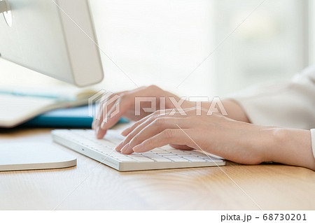キーボードを操作する女性の手元 68730201