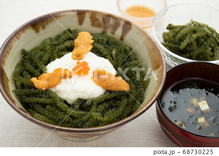 海ぶどう丼定食　アーサー汁　漬物 68730225