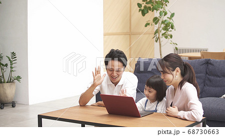 家族団らんのイメージ　ノートパソコン 68730663