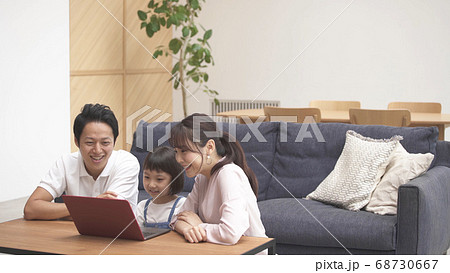 家族団らんのイメージ　ノートパソコン 68730667