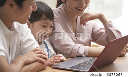 家族団らんのイメージ　ノートパソコン 68730674