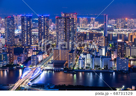 東京都 タワーマンションが建ち並ぶ 中央区ベイエリアの夜景の写真素材