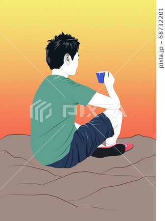 夕暮れに外で座ってコーヒーを飲む 68732201