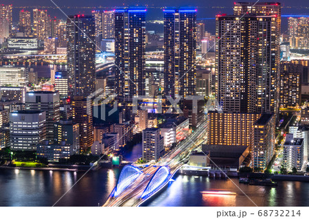 《東京都》タワーマンションが建ち並ぶ・中央区ベイエリアの夜景 68732214
