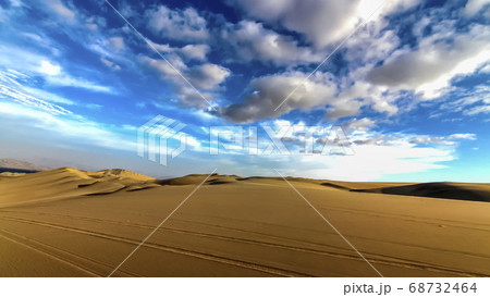 The sand dune desert near the oasis of Huacachina 68732464