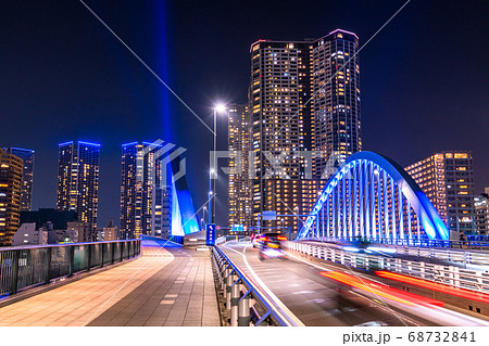 東京都 築地大橋とタワーマンションの夜景 中央区ベイエリアの写真素材